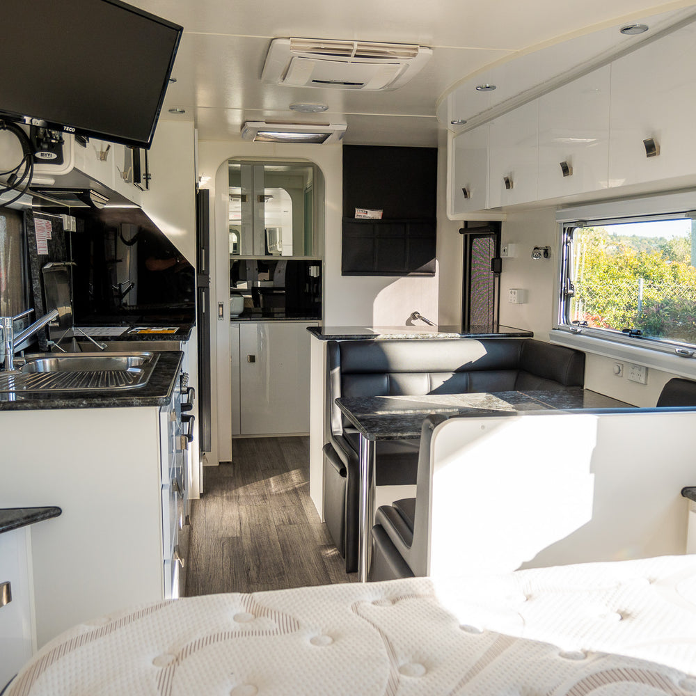 
                  
                    2022 Sunrise La Maison 23.5ft
                  
                