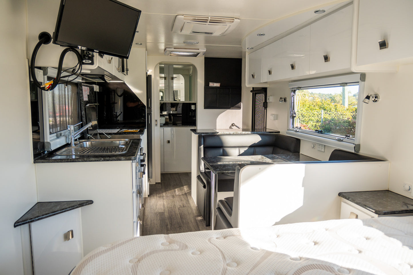 
                  
                    2022 Sunrise La Maison 23.5ft
                  
                