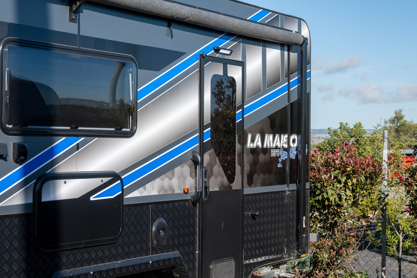 
                  
                    2022 Sunrise La Maison 23.5ft
                  
                